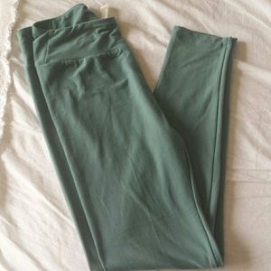 NWOT LULAROE MOSS GREEN ONE SIZE LEGGINGS